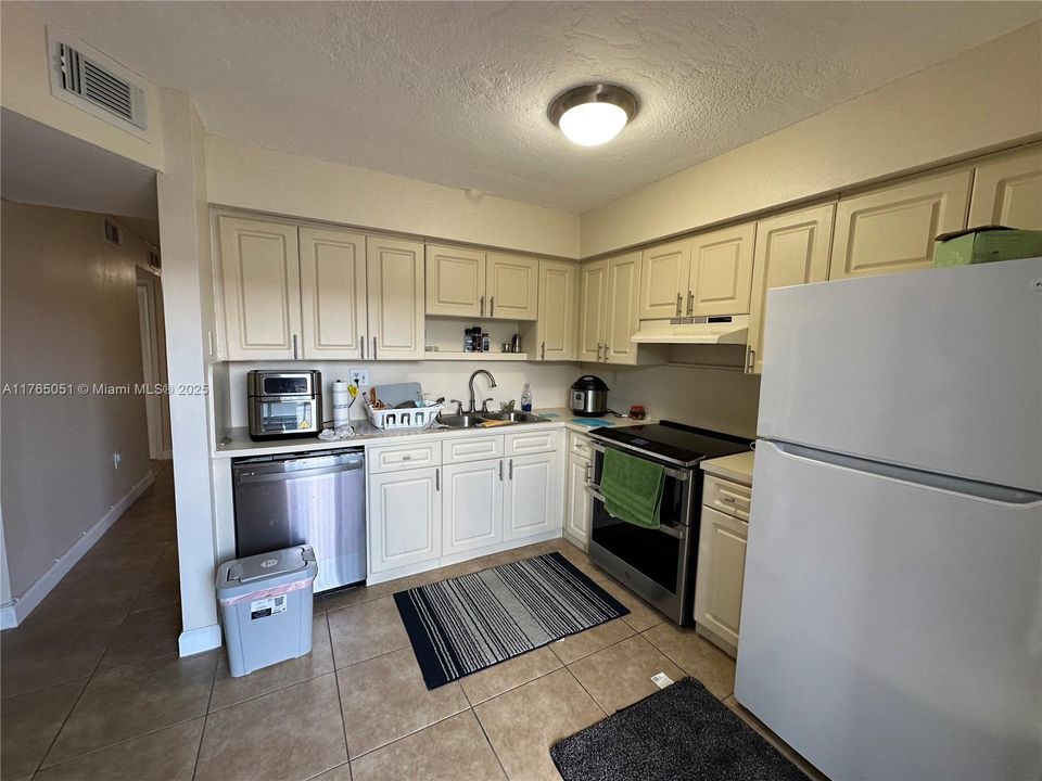 最近售出: $295,000 (2 贝兹, 2 浴室, 888 平方英尺)