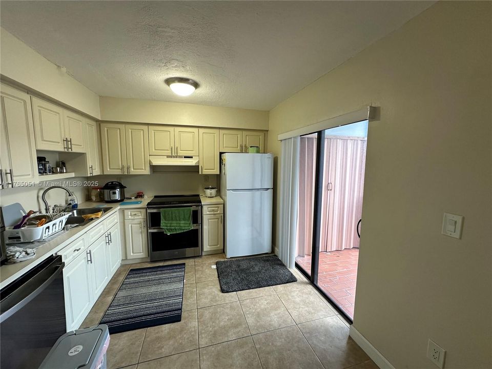 最近售出: $295,000 (2 贝兹, 2 浴室, 888 平方英尺)