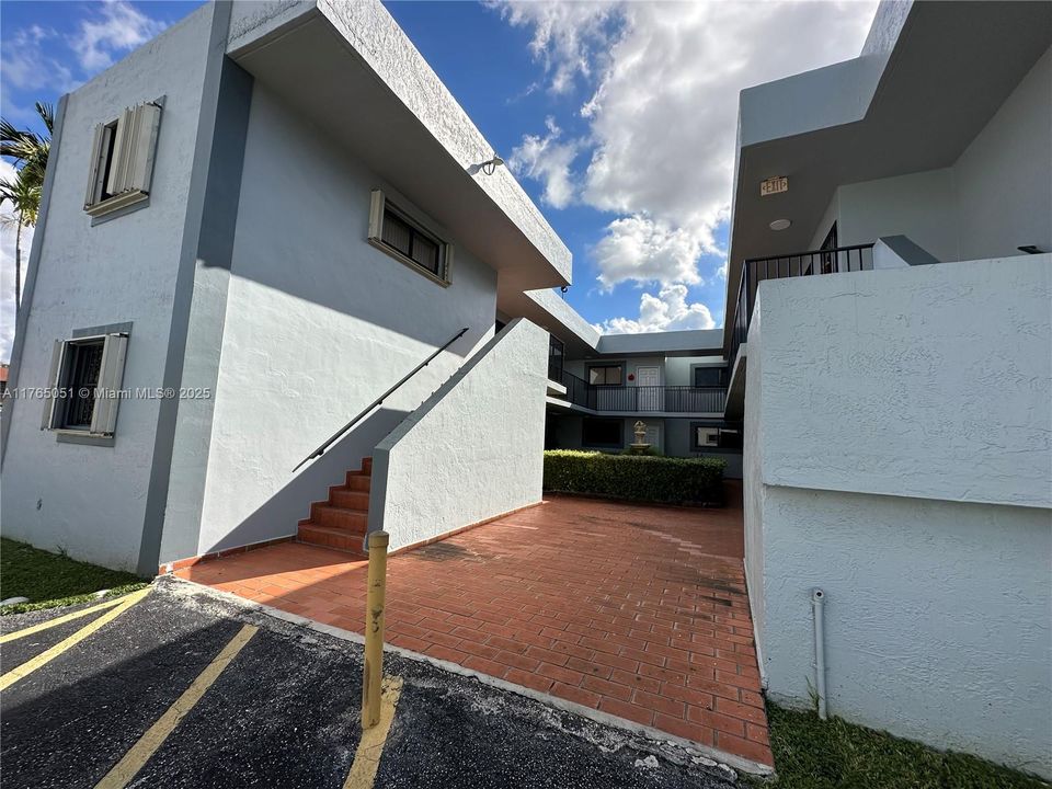 最近售出: $295,000 (2 贝兹, 2 浴室, 888 平方英尺)