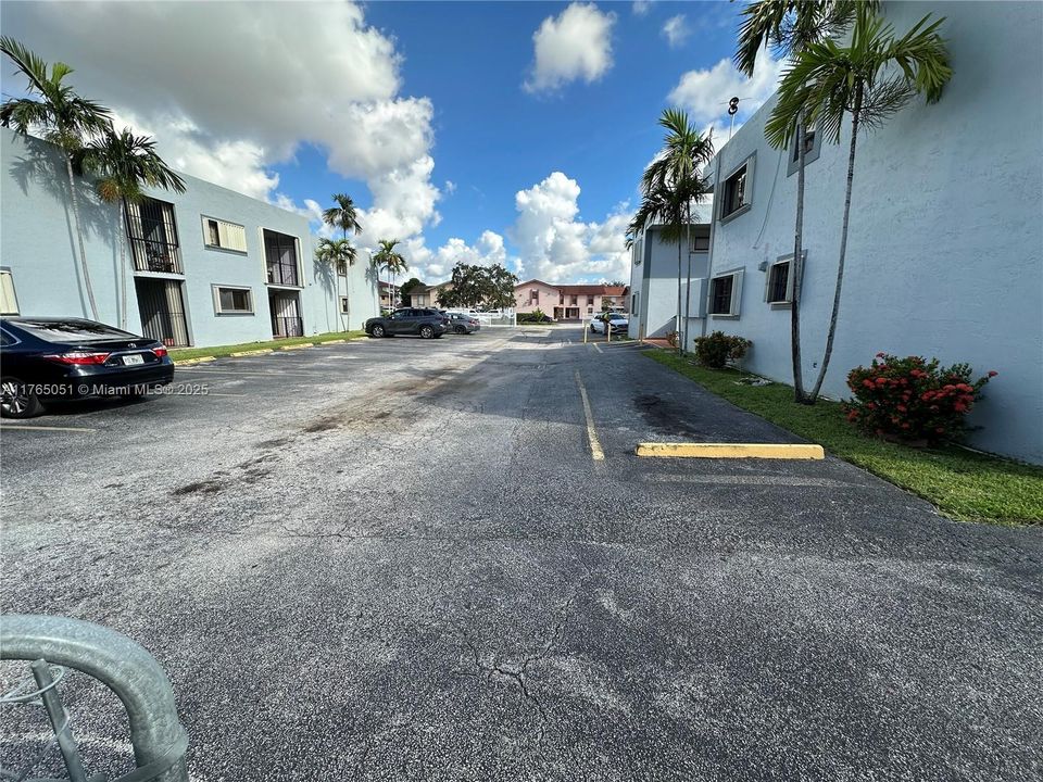 最近售出: $295,000 (2 贝兹, 2 浴室, 888 平方英尺)