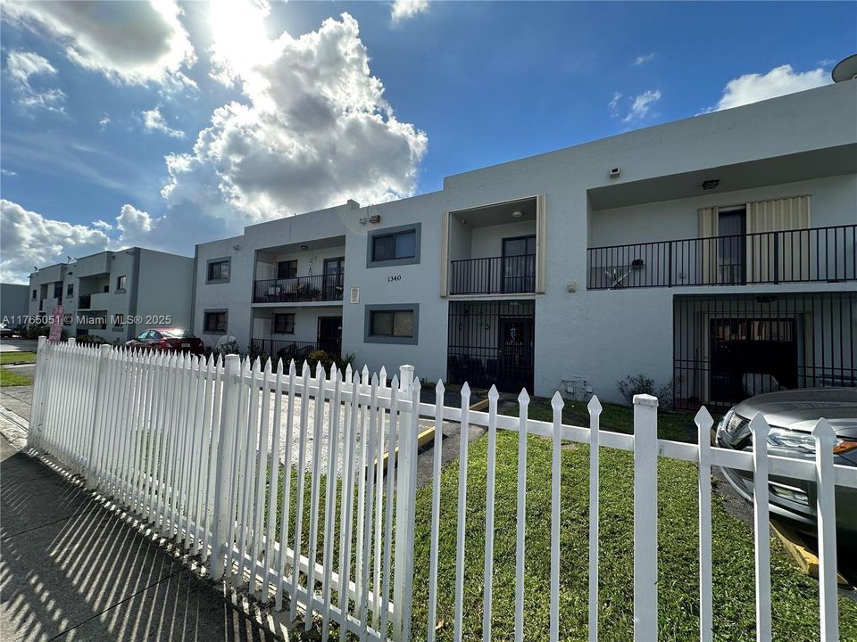 最近售出: $295,000 (2 贝兹, 2 浴室, 888 平方英尺)