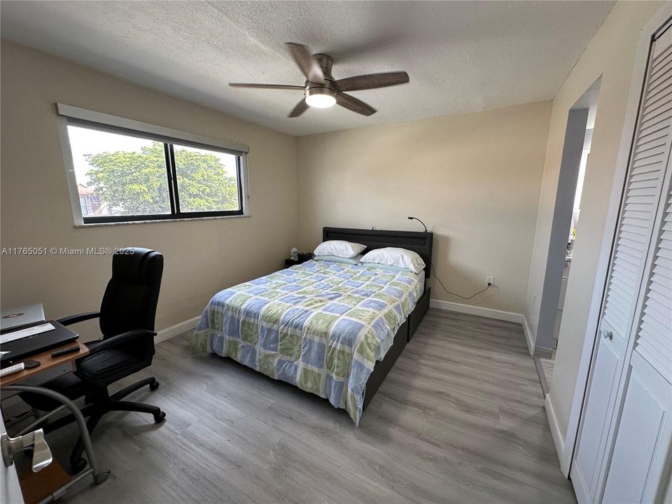 最近售出: $295,000 (2 贝兹, 2 浴室, 888 平方英尺)