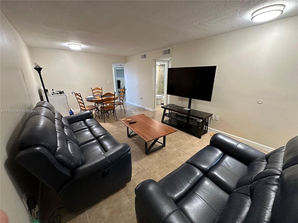 最近售出: $295,000 (2 贝兹, 2 浴室, 888 平方英尺)