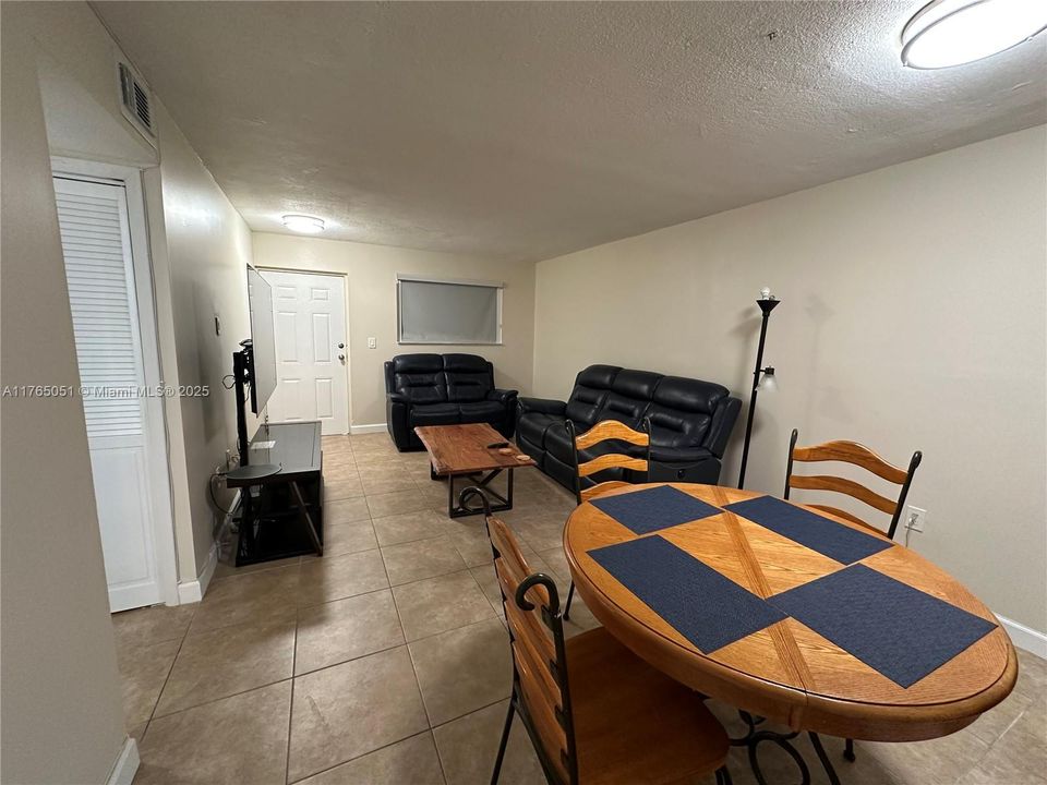 最近售出: $295,000 (2 贝兹, 2 浴室, 888 平方英尺)