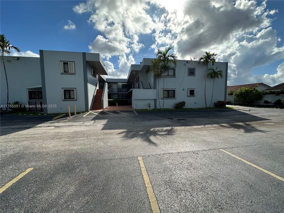 最近售出: $295,000 (2 贝兹, 2 浴室, 888 平方英尺)