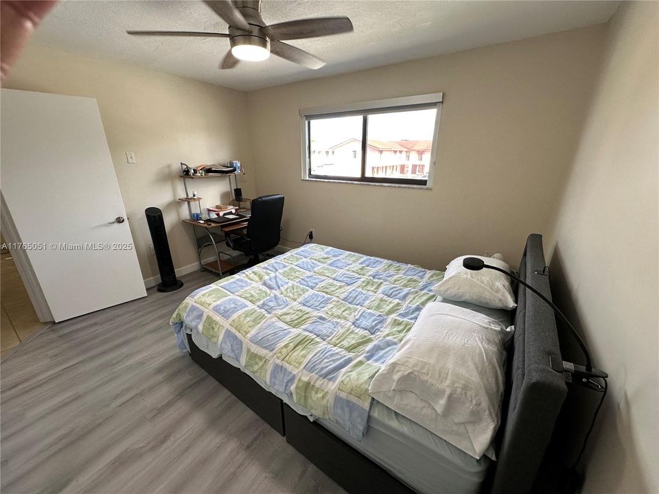 最近售出: $295,000 (2 贝兹, 2 浴室, 888 平方英尺)