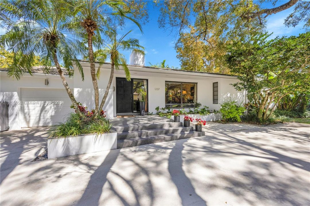 Recently Sold: $2,495,000 (4 beds, 3 baths, 2402 Square Feet)