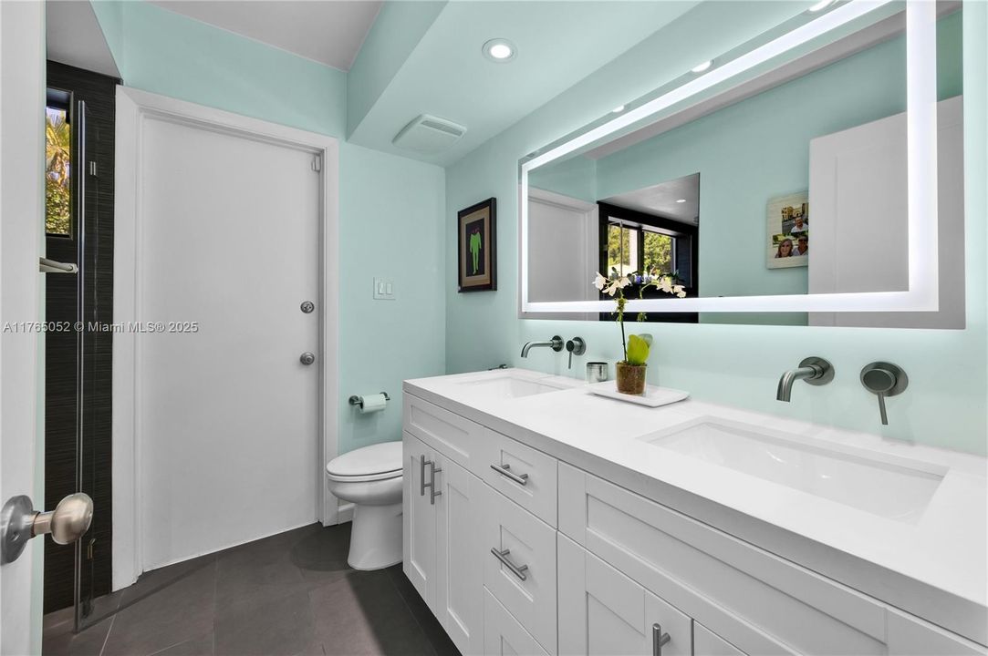 Recently Sold: $2,495,000 (4 beds, 3 baths, 2402 Square Feet)