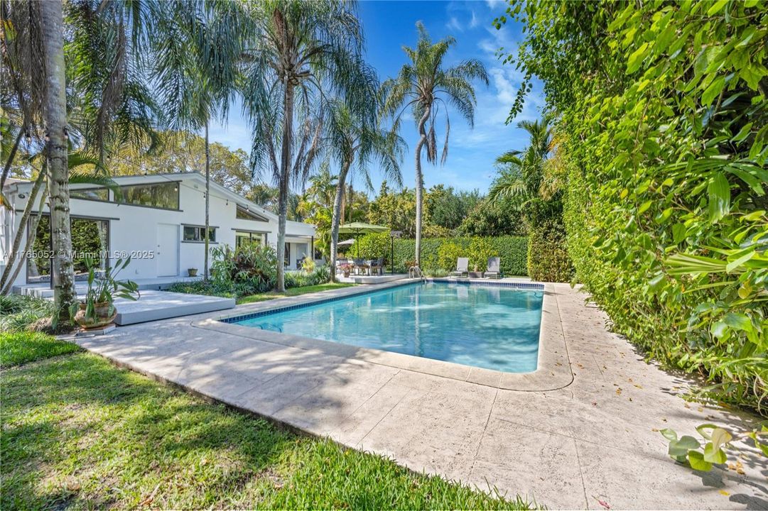 Recently Sold: $2,495,000 (4 beds, 3 baths, 2402 Square Feet)
