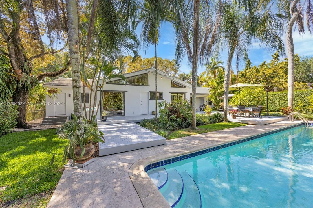 Recently Sold: $2,495,000 (4 beds, 3 baths, 2402 Square Feet)