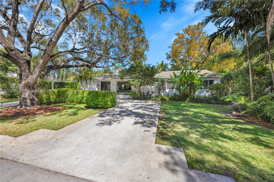 Recently Sold: $2,495,000 (4 beds, 3 baths, 2402 Square Feet)