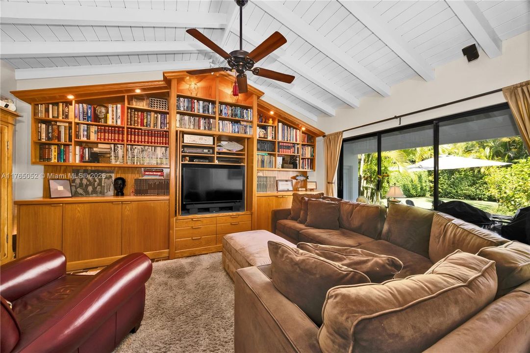 Recently Sold: $2,495,000 (4 beds, 3 baths, 2402 Square Feet)