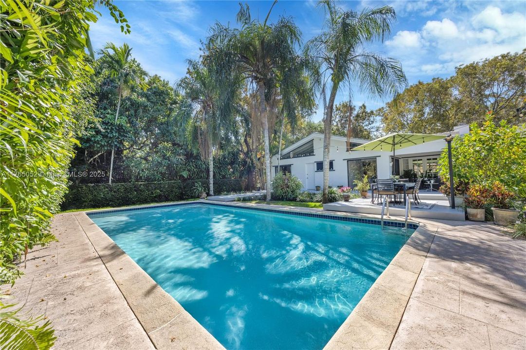 Recently Sold: $2,495,000 (4 beds, 3 baths, 2402 Square Feet)