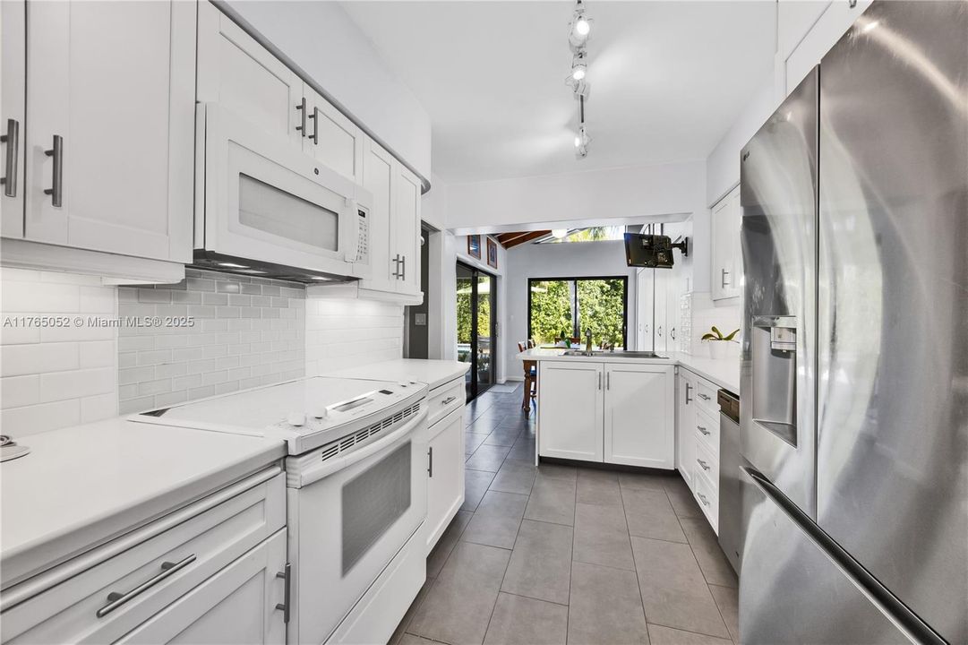 Recently Sold: $2,495,000 (4 beds, 3 baths, 2402 Square Feet)