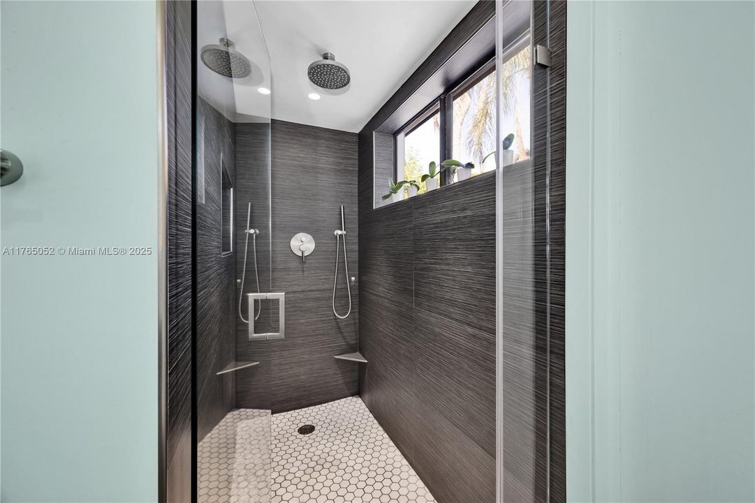 Recently Sold: $2,495,000 (4 beds, 3 baths, 2402 Square Feet)