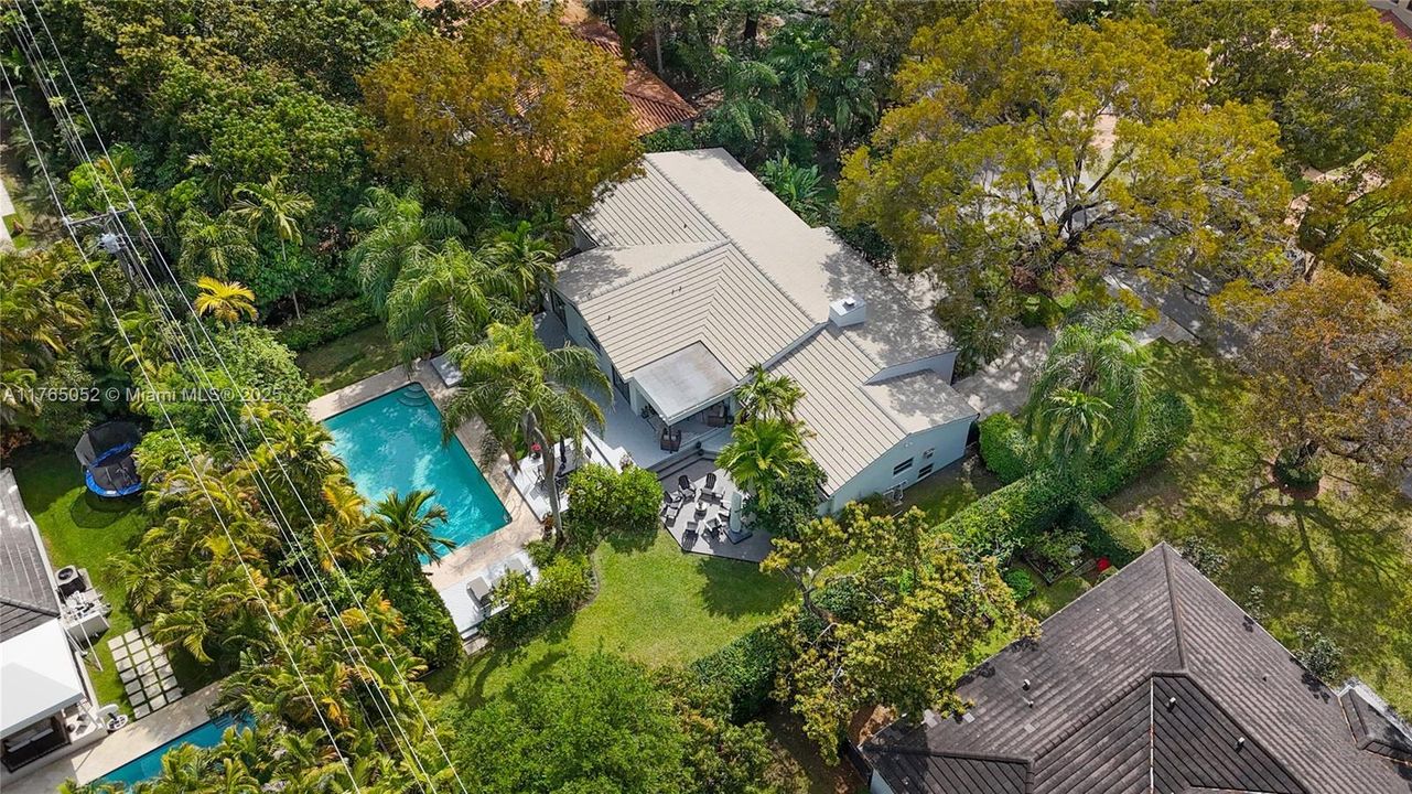 Recently Sold: $2,495,000 (4 beds, 3 baths, 2402 Square Feet)