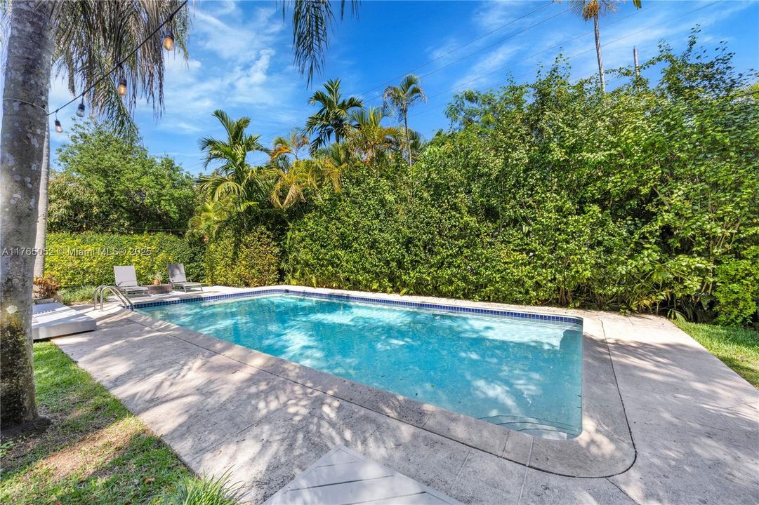 Recently Sold: $2,495,000 (4 beds, 3 baths, 2402 Square Feet)
