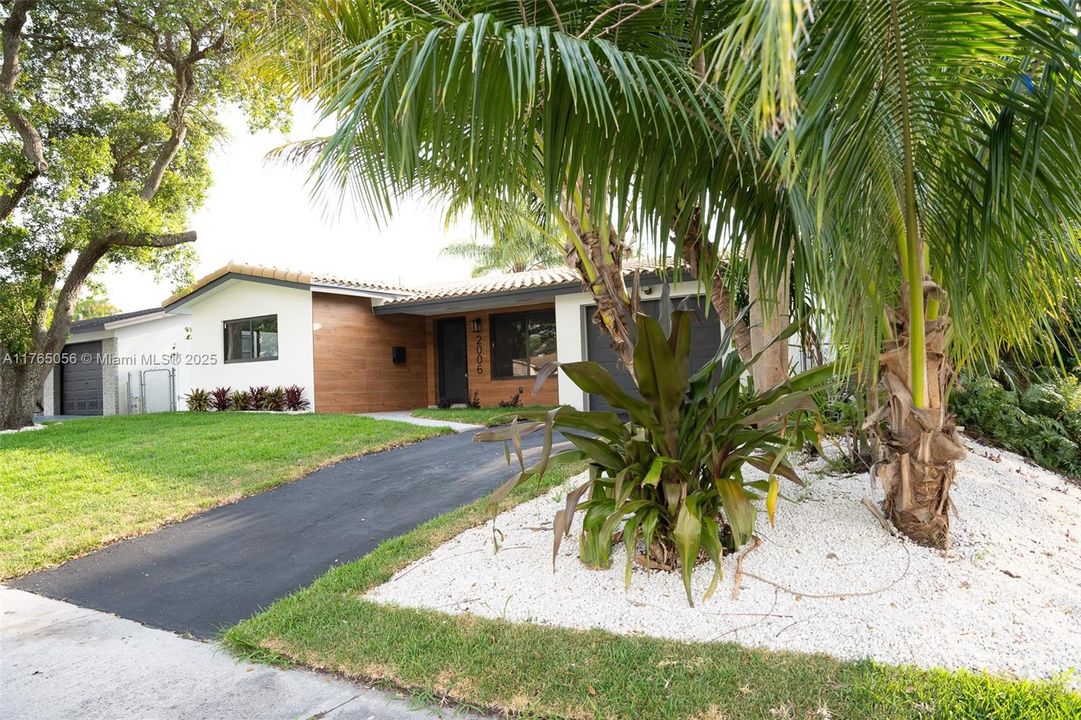 Recently Rented: $4,000 (3 beds, 2 baths, 1320 Square Feet)