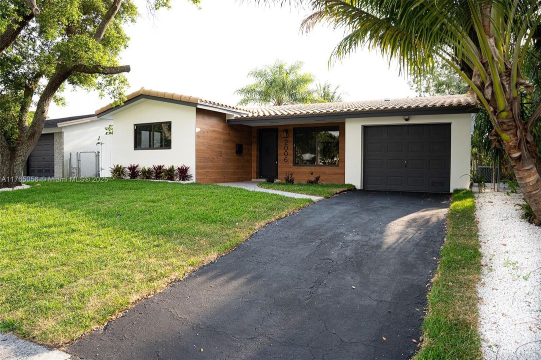 Recently Rented: $4,000 (3 beds, 2 baths, 1320 Square Feet)