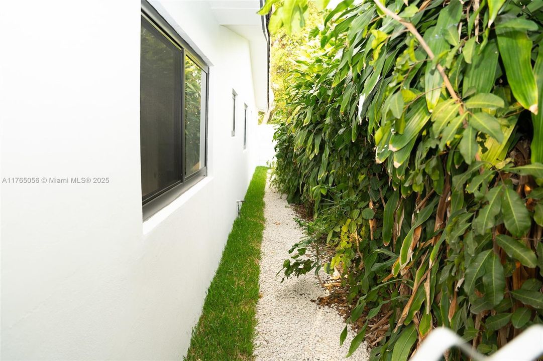 Recently Rented: $4,000 (3 beds, 2 baths, 1320 Square Feet)