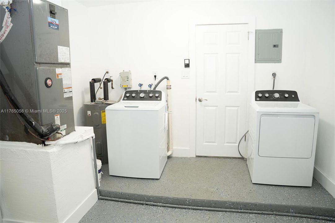 Recently Rented: $4,000 (3 beds, 2 baths, 1320 Square Feet)