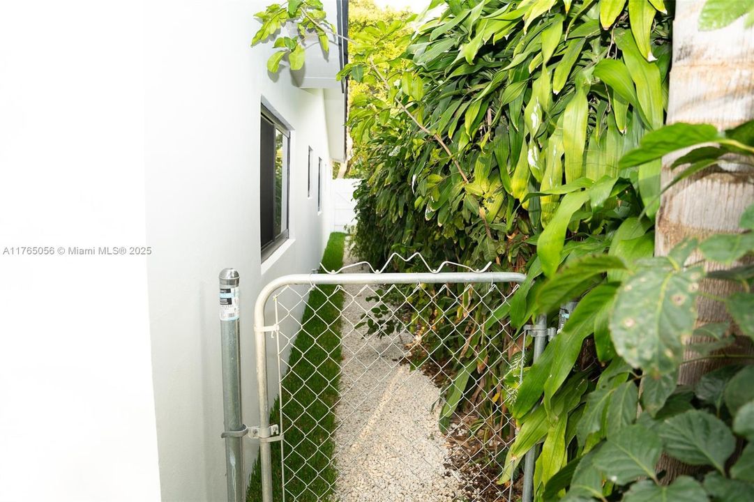 Recently Rented: $4,000 (3 beds, 2 baths, 1320 Square Feet)