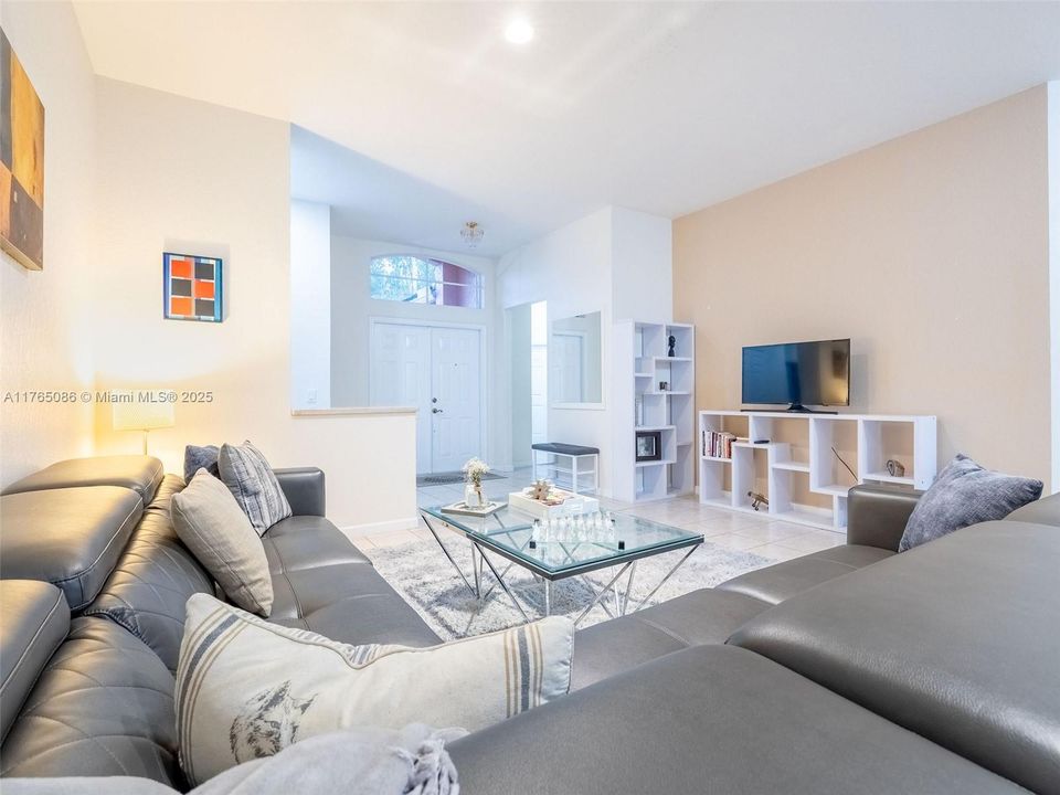 最近租的: $4,200 (4 贝兹, 2 浴室, 2242 平方英尺)