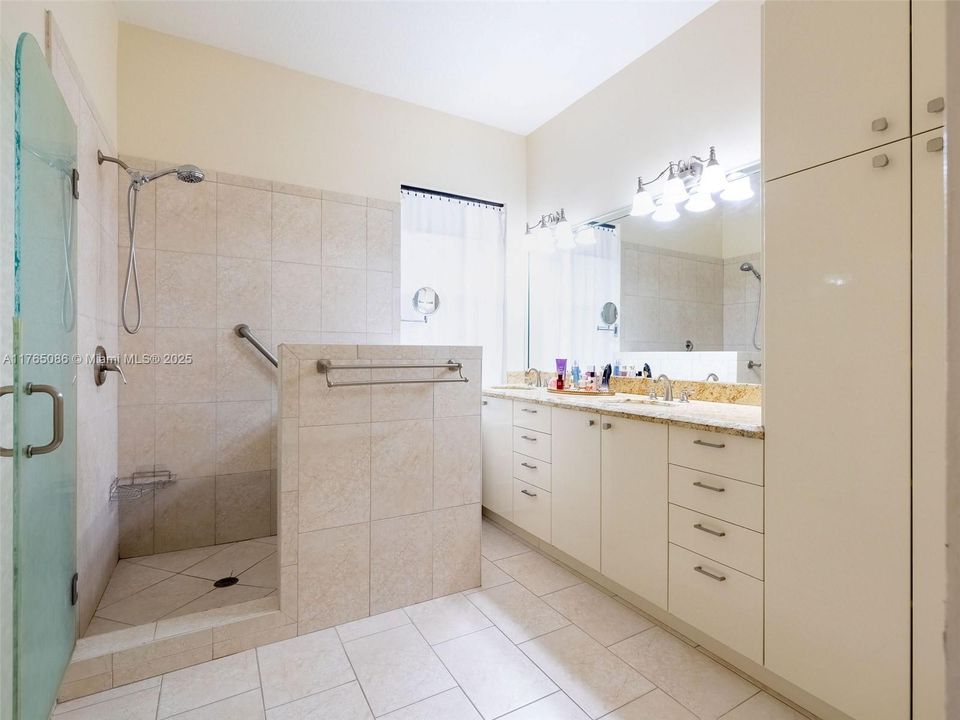 最近租的: $4,200 (4 贝兹, 2 浴室, 2242 平方英尺)