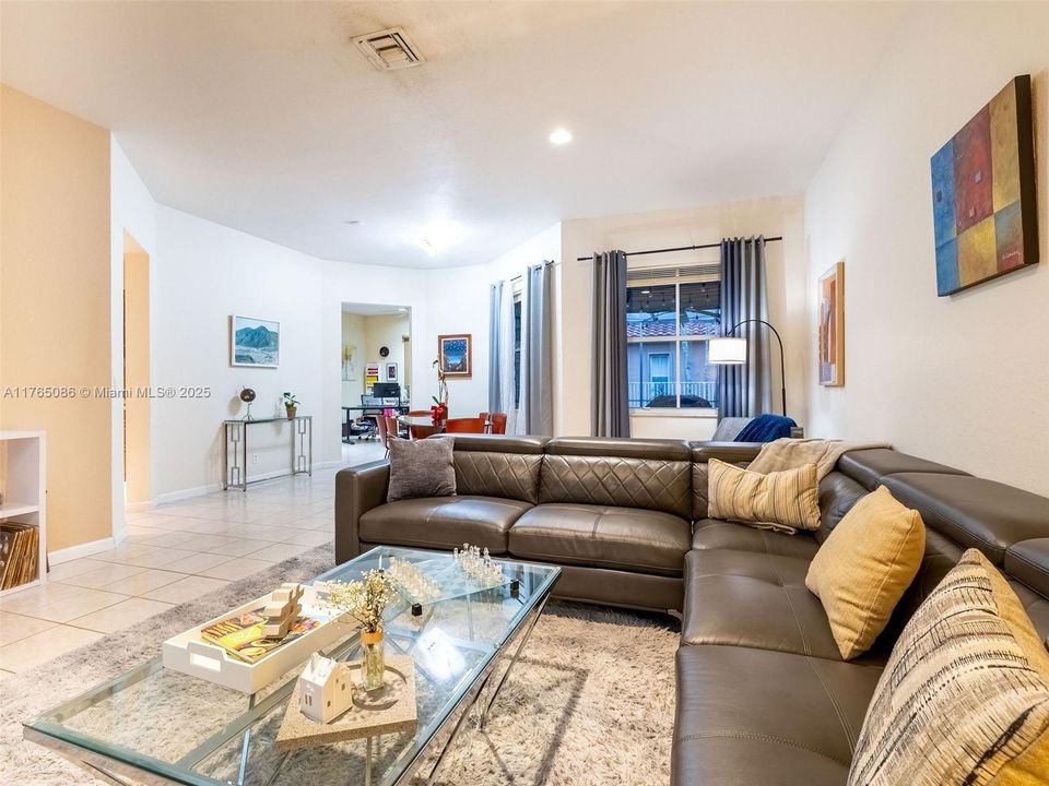 最近租的: $4,200 (4 贝兹, 2 浴室, 2242 平方英尺)