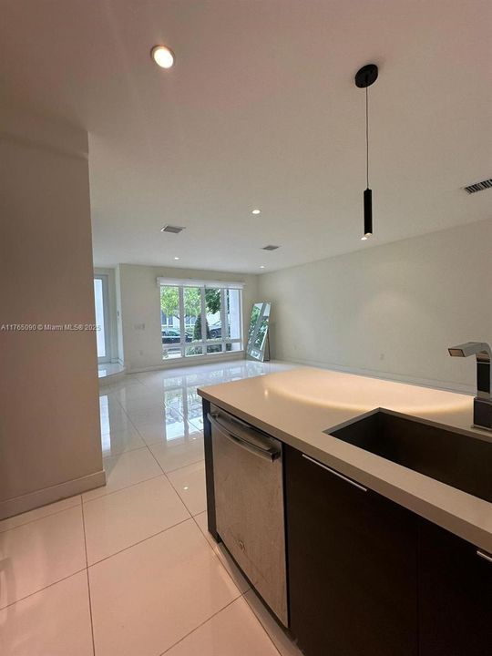 Недавно продано: $975,000 (4 спален, 3 ванн, 1720 Квадратных фут)