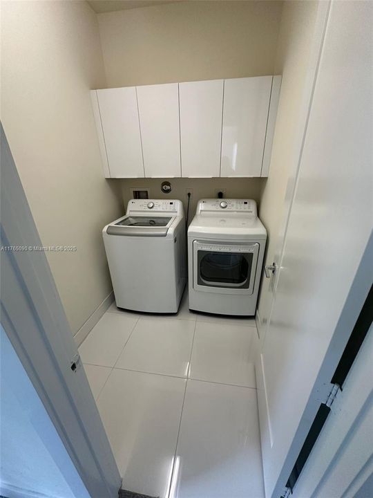 Недавно продано: $975,000 (4 спален, 3 ванн, 1720 Квадратных фут)