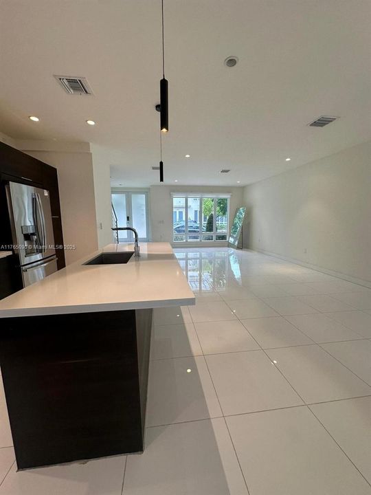 Недавно продано: $975,000 (4 спален, 3 ванн, 1720 Квадратных фут)