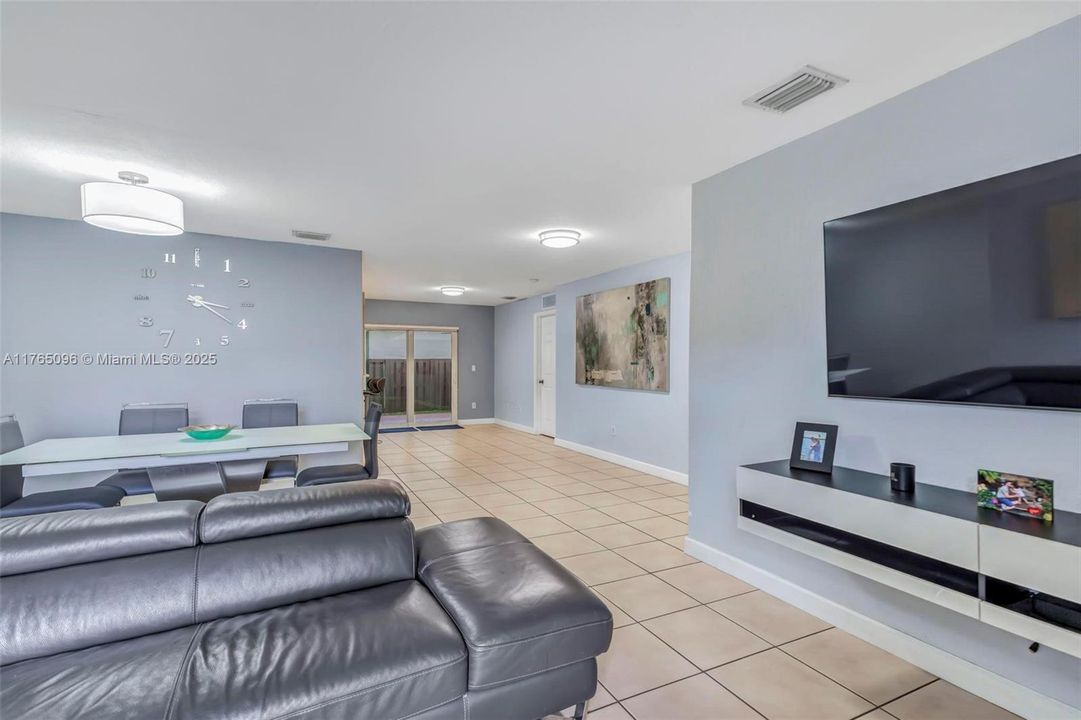 Recently Sold: $420,000 (3 beds, 2 baths, 1212 Square Feet)
