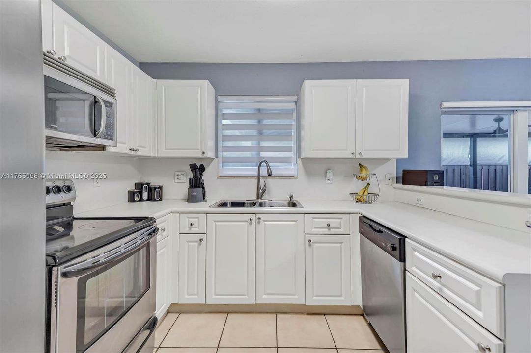 Recently Sold: $420,000 (3 beds, 2 baths, 1212 Square Feet)