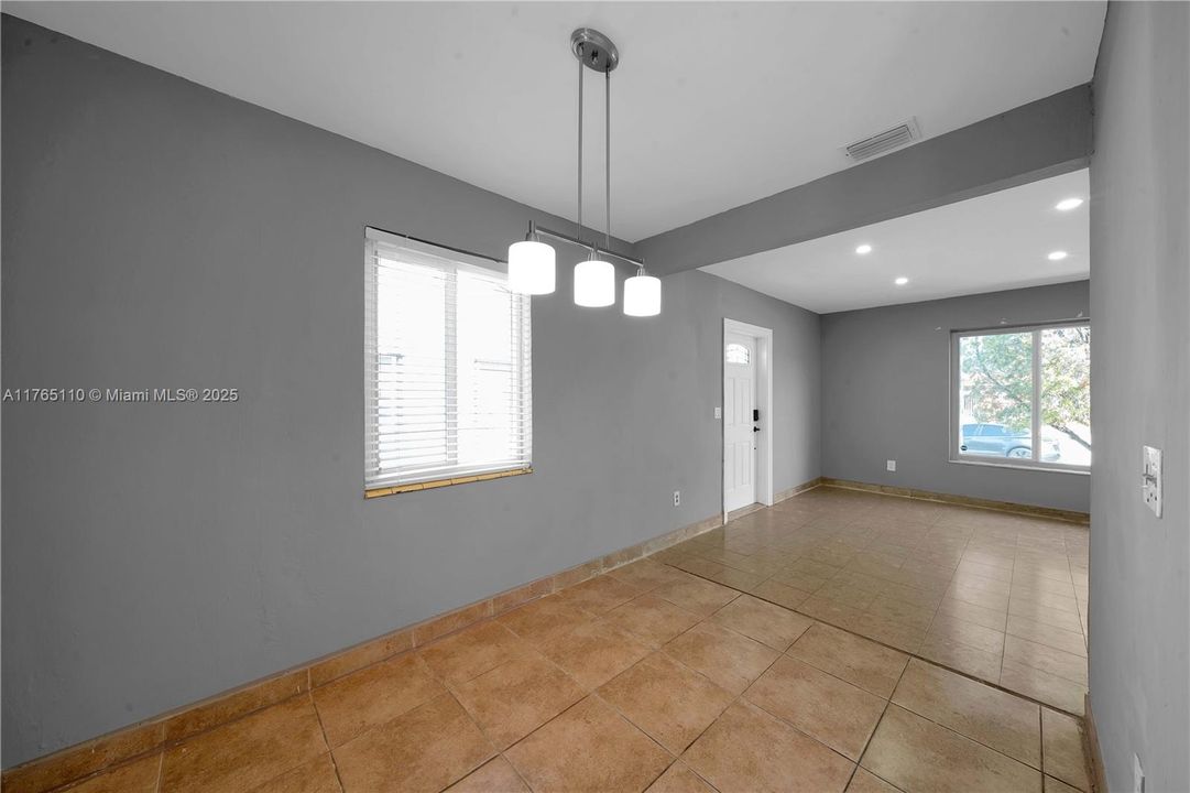 Recently Sold: $578,000 (3 beds, 2 baths, 1150 Square Feet)