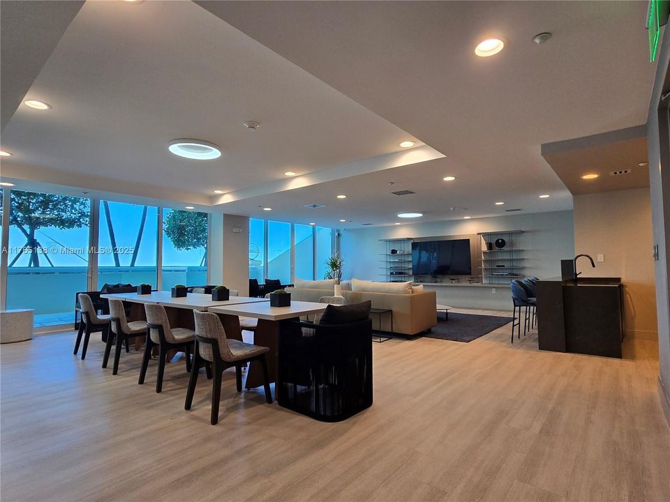 For Sale: $2,755,555 (3 beds, 2 baths, 2060 Square Feet)