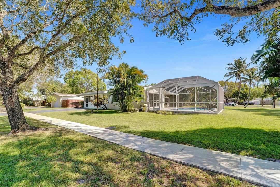 最近售出: $510,000 (2 贝兹, 1 浴室, 1102 平方英尺)