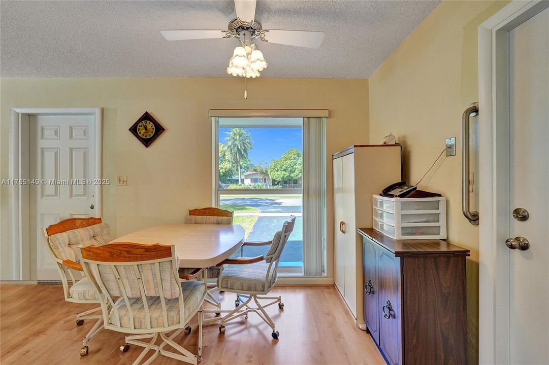 最近售出: $510,000 (2 贝兹, 1 浴室, 1102 平方英尺)