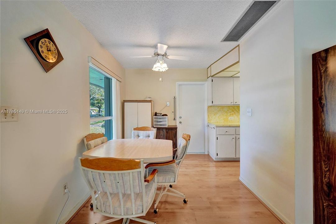 最近售出: $510,000 (2 贝兹, 1 浴室, 1102 平方英尺)