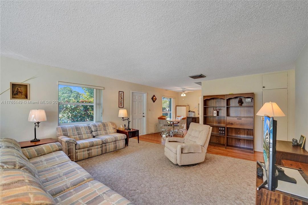 最近售出: $510,000 (2 贝兹, 1 浴室, 1102 平方英尺)