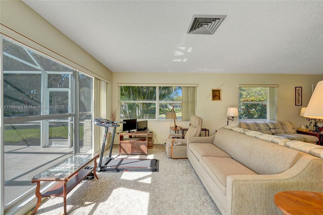 最近售出: $510,000 (2 贝兹, 1 浴室, 1102 平方英尺)