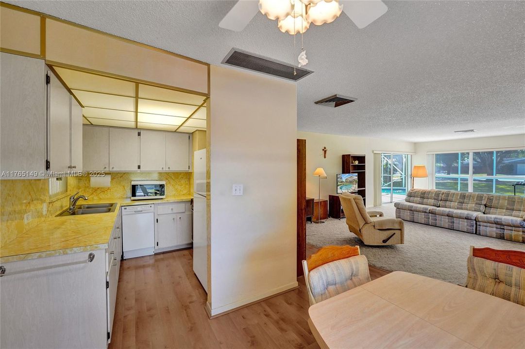 最近售出: $510,000 (2 贝兹, 1 浴室, 1102 平方英尺)