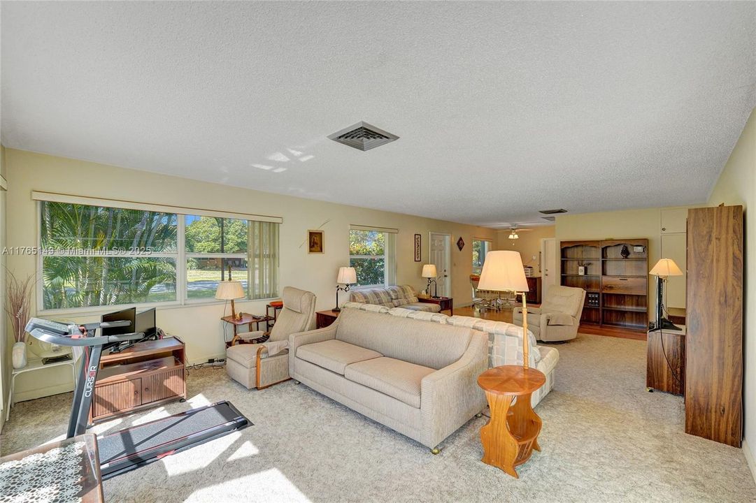 最近售出: $510,000 (2 贝兹, 1 浴室, 1102 平方英尺)