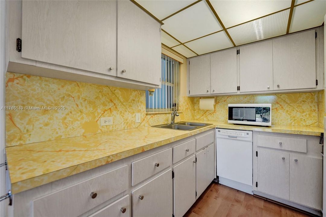 最近售出: $510,000 (2 贝兹, 1 浴室, 1102 平方英尺)