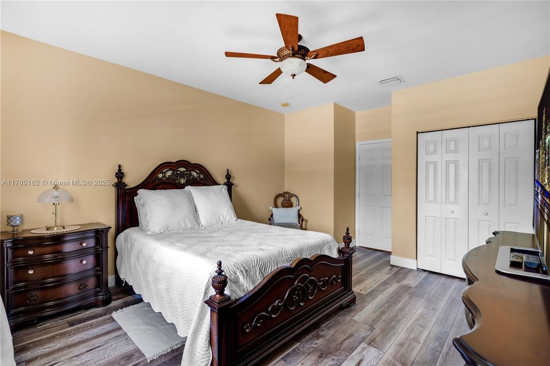 最近售出: $480,000 (3 贝兹, 2 浴室, 1584 平方英尺)