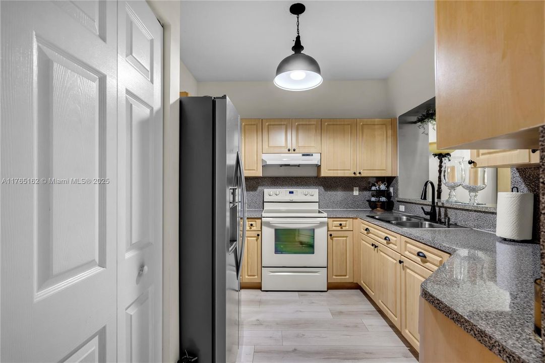 最近售出: $480,000 (3 贝兹, 2 浴室, 1584 平方英尺)