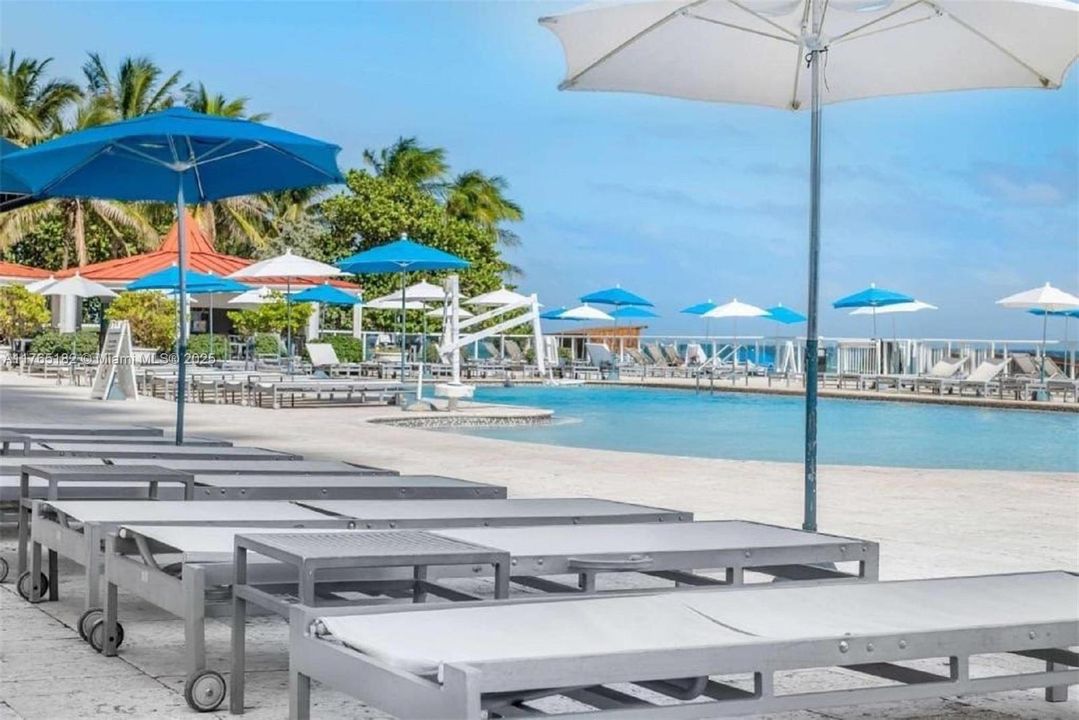 На продажу: $130,000 (0 спален, 1 ванн, 410 Квадратных фут)