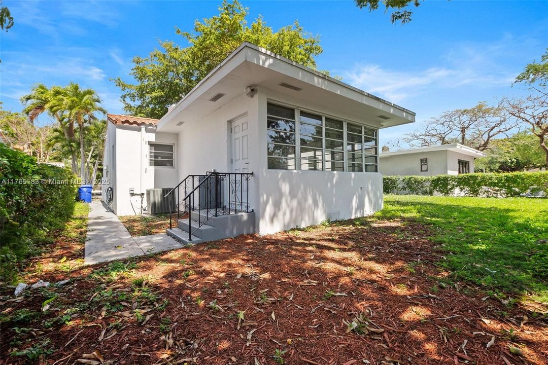 Recently Sold: $945,000 (3 beds, 2 baths, 1167 Square Feet)