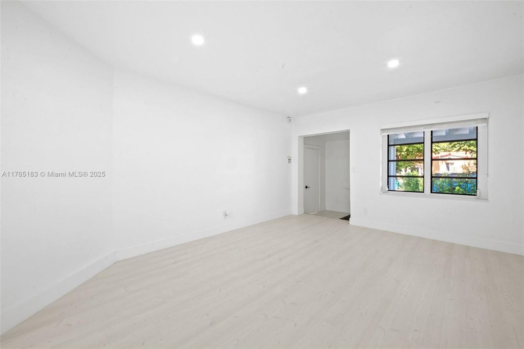 Recently Sold: $945,000 (3 beds, 2 baths, 1167 Square Feet)