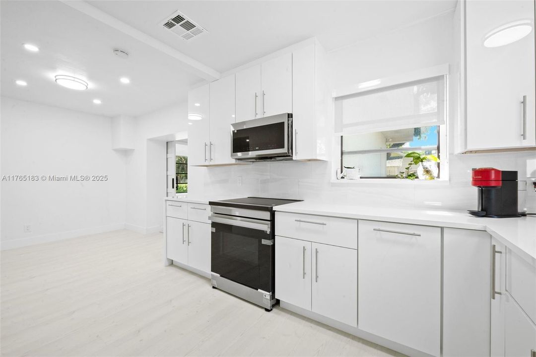 Recently Sold: $945,000 (3 beds, 2 baths, 1167 Square Feet)